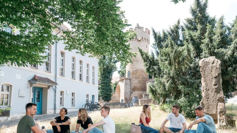 Junge Menschen im Garten hinter der Thulb