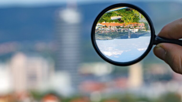 Blick durch eine Lupe auf die Stadt Jena