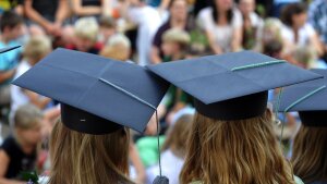 Studentinnen mit Doktorhüten