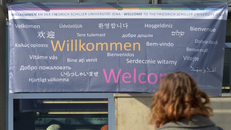 Willkommensschild auf dem Campus