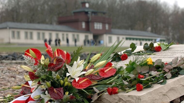 Blumengebinde liegen am 10.04.2005 an einer Gedenktafel auf dem Gelände des ehemaligen Konzentrationslagers Buchenwald
