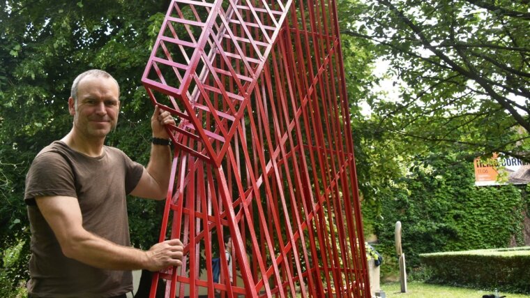 Der Künstler Heiko Börner und seine Skulptur "Stahl 10/06" (2010) im Frommannschen Garten