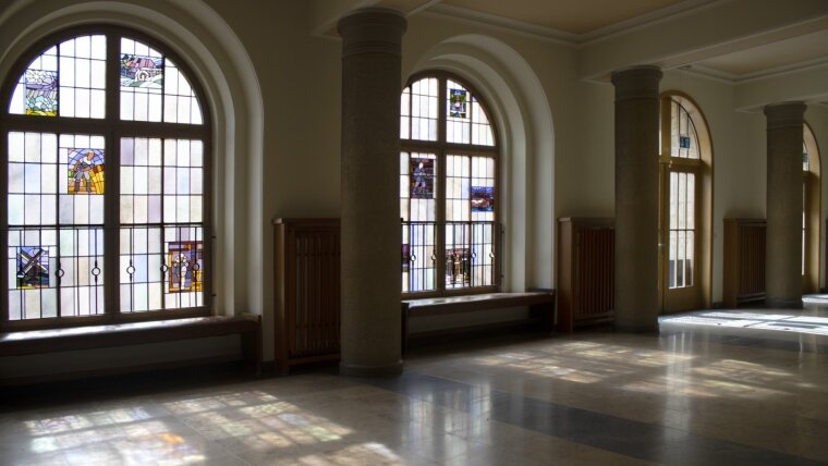 Foyer im Physikalischen Institut mit den Glasbildern von Walter Herbert