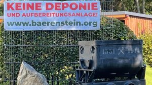 Kohleförderwagen und Protestbanner (Erzgebirge)