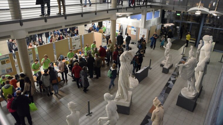Viele Menschen haben sich im Foyer am Campus der Uni Jena zusammengefunden.