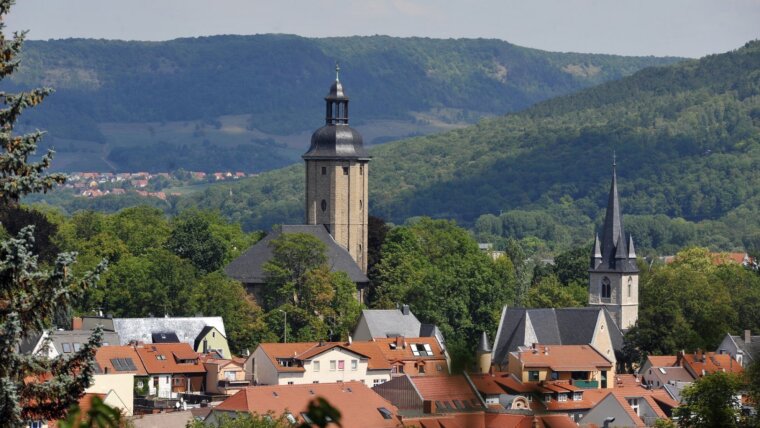 Blick auf die Stadt Jena und die Friedenskirche und den Johannisfriedhof sowie die Katholische Pfarrgemeinde St- Johann Baptiste am 05.08.2015.