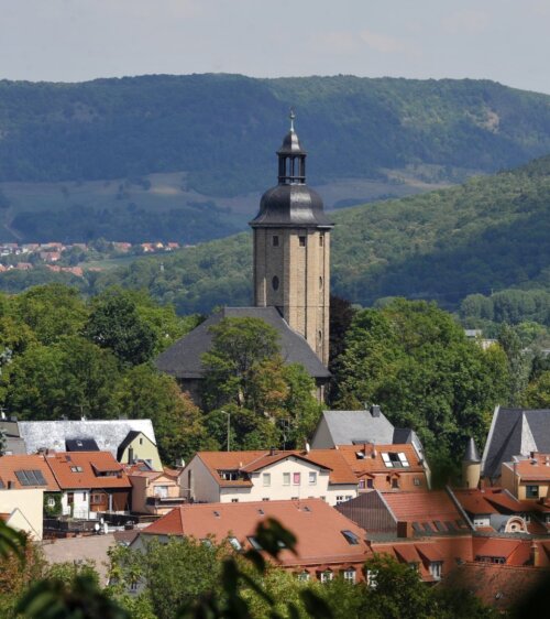 Blick auf die Stadt Jena und die Friedenskirche und den Johannisfriedhof sowie die Katholische Pfarrgemeinde St- Johann Baptiste am 05.08.2015.