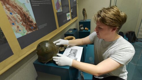 Studierende beim Aufbau der Ausstellung „Archäologie im Wandel der Zeit“