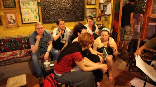 Studierendengruppe auf Besuch in einem alevitischem Café