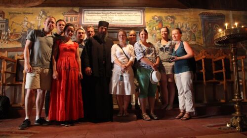 Die Exkursionsgruppe mit Pater Ilarion vom Kloster des Erzengels Michael in Archangelos