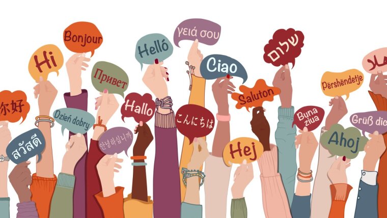 Hoch gehaltene Sprechblasen mit dem Wort "Hallo" in verschiedenen Sprachen
