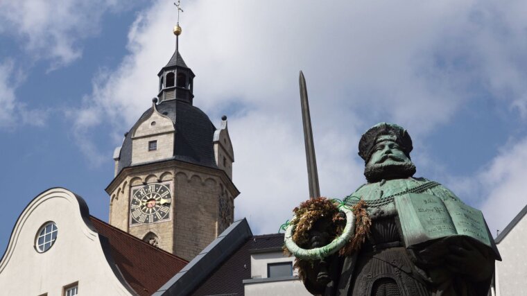 Denkmal des Kurfürsten Johann Friedrich des Großmütigen (1503-1554). Im Hintergrund die Stadtkirche von Jena.