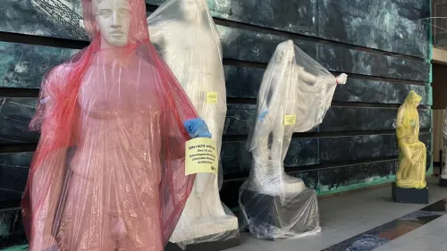 Die Gipsabgüsse antiker Plastiken am Campus der Uni Jena tragen neuerdings Regen-Ponchos