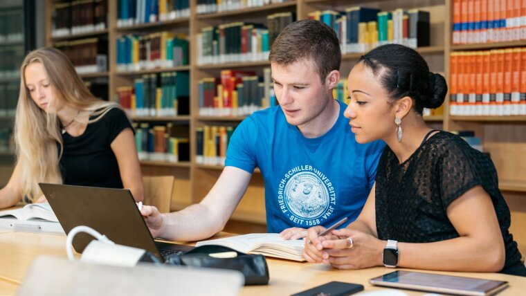 Studierende in der Bibliothek