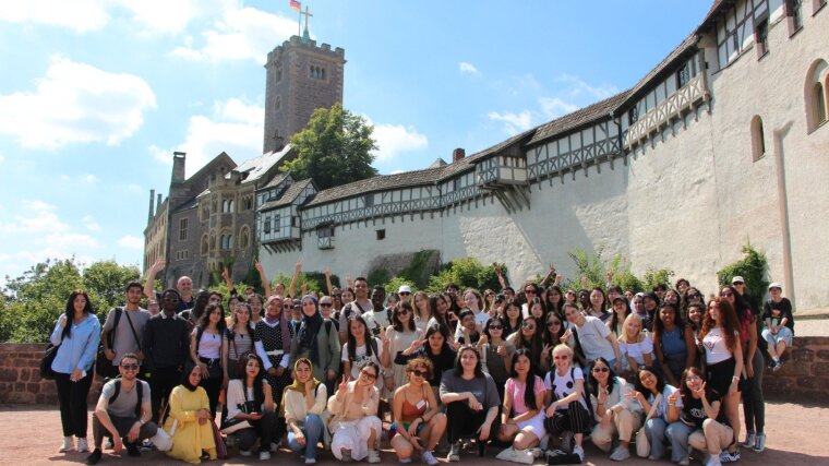 Foto vor der Wartburg mit den TN des Sommerkurses